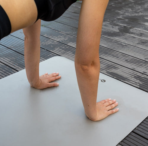 handstand auf yogamatte eco naturkautschuk am steg