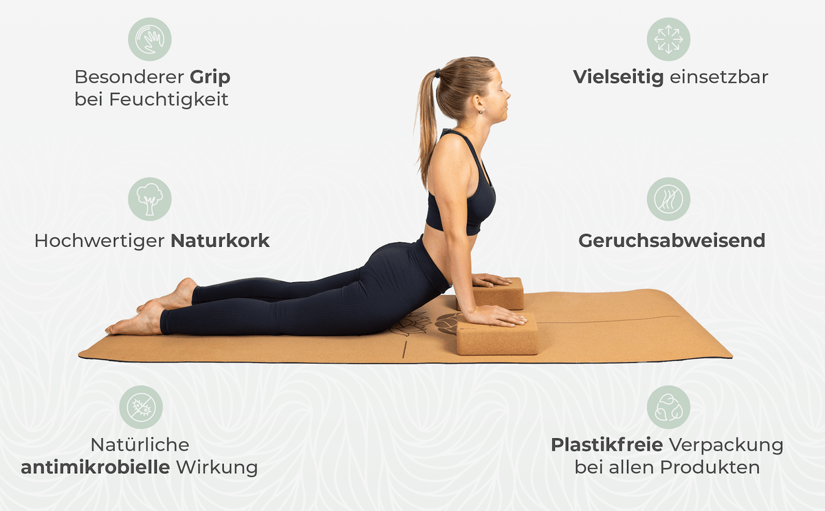 yogamatte und yogablock aus kork in anwendung von nadine im yoga sport ausübung bild mit grafik