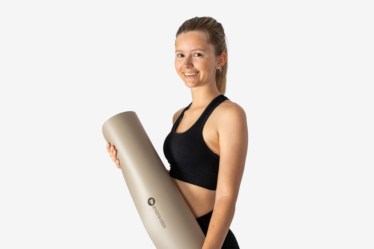 Nadine mit PU Eco Yogamatte grau im bild
