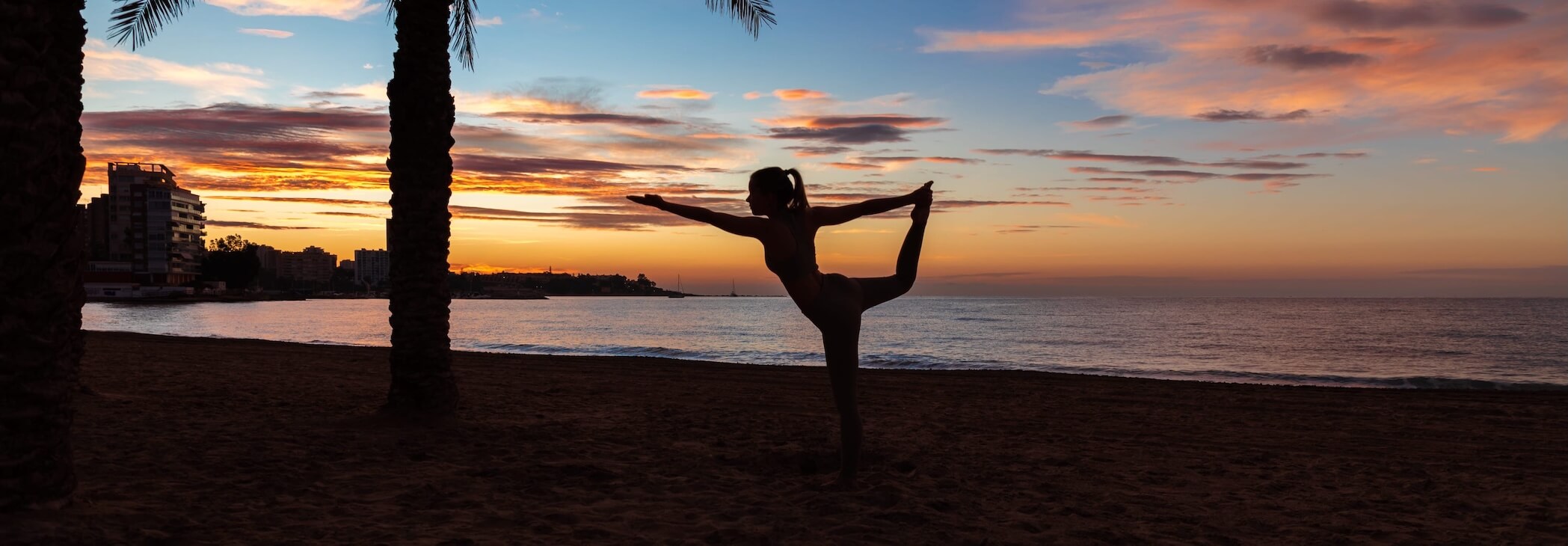 yogablock-yogamatte-kork-frau-macht-yoga-am-strand
