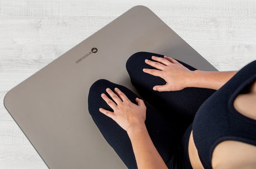 ECO PU Yogamatte grau - nadine liegt auf matte aus Naturkautschuk auf knie