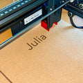 yogamatte aus kork wird mit laser wunschname graviert
